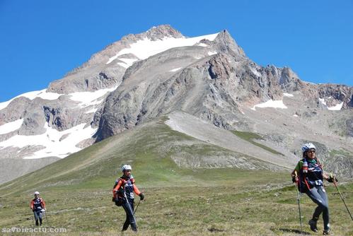 X Mountains Race devant l'Aiguilles des Glaciers